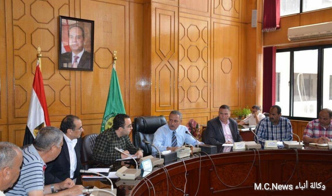 محافظ الإسماعيلية أثناء الإجتماع