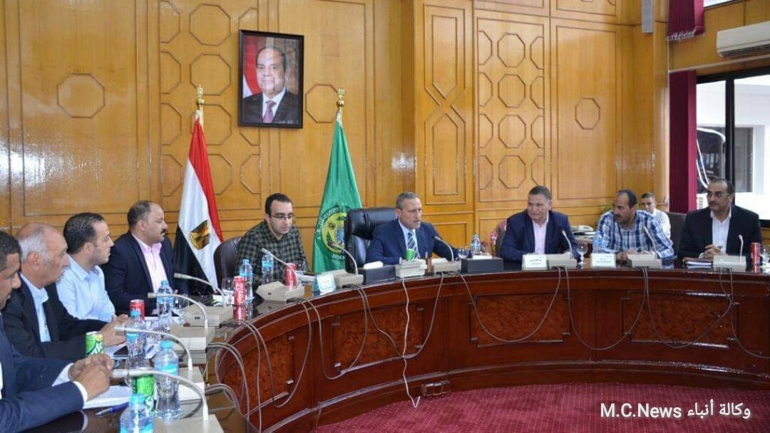 محافظ الإسماعيلية أثناء الإجتماع