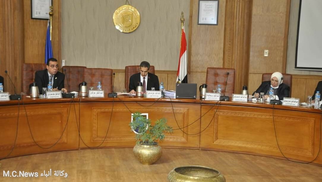 رئيس جامعة قناة السويس أثناء الإجتماع