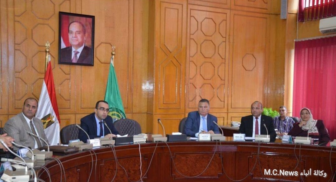 نائب محافظ الإسماعيلية أثناء الإجتماع