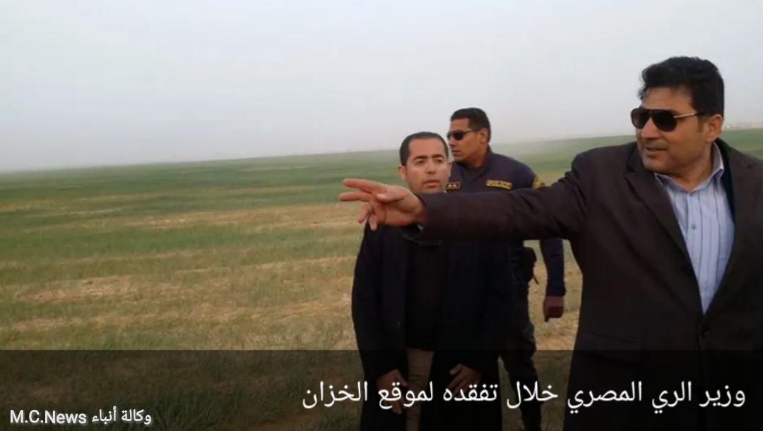 وزير الري السابق أثناء زيارة الخزان الجوفي