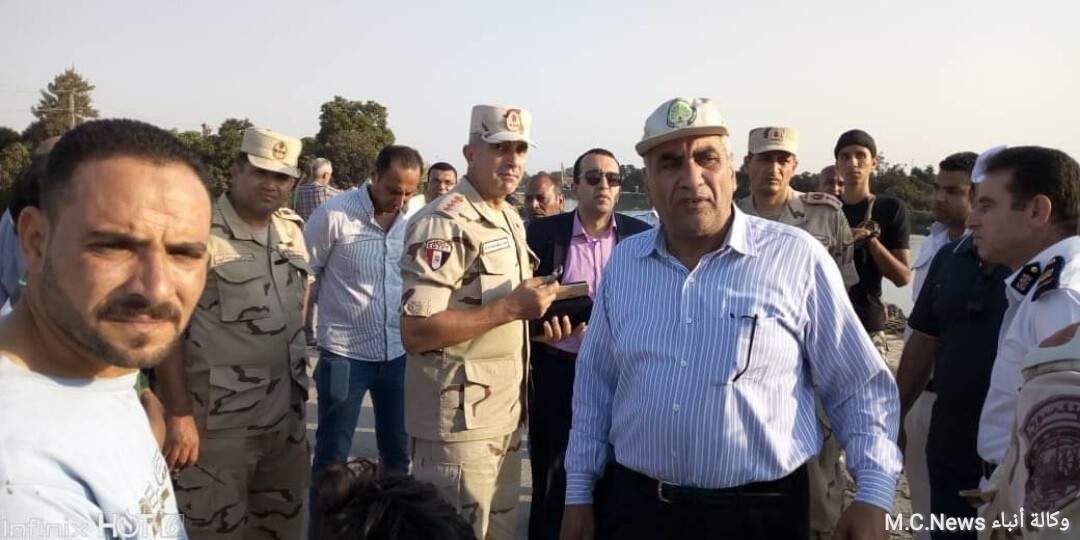 لحظة تفقد القيادات انهيار جزء من ترعة السويس