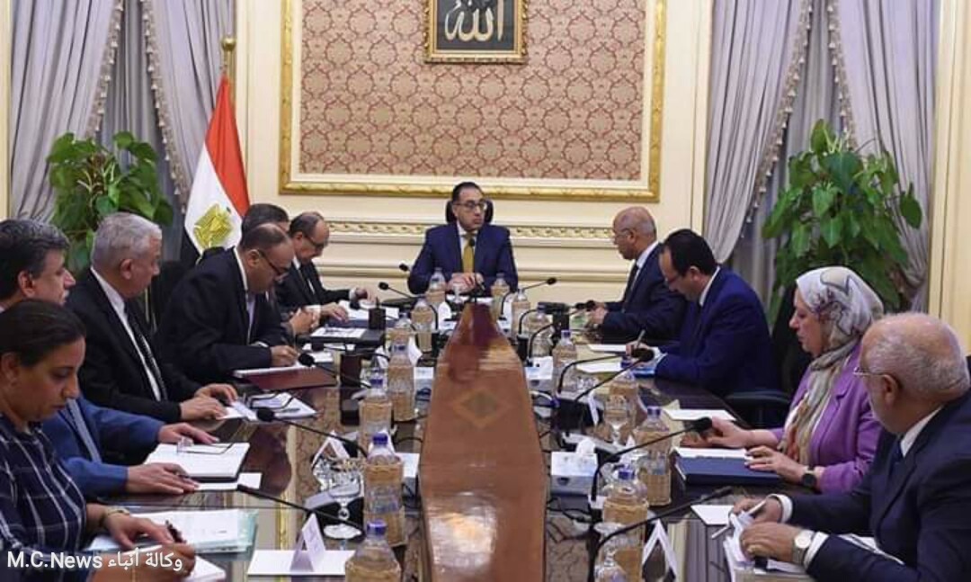 مدبولي أثناء الإجتماع مع الوزراء والمختصين