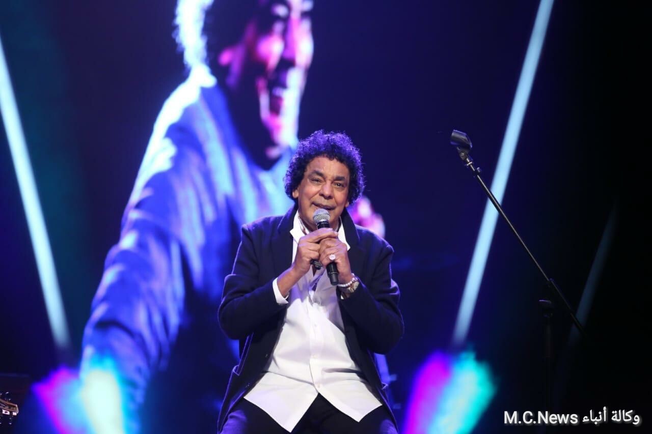 الفنان محمد منير أثناء الغناء بمهرجان الموسيقى العربية