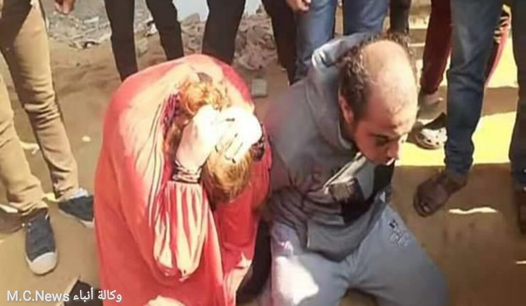 المتهمان عقب الإمساك بهم من الأهالي