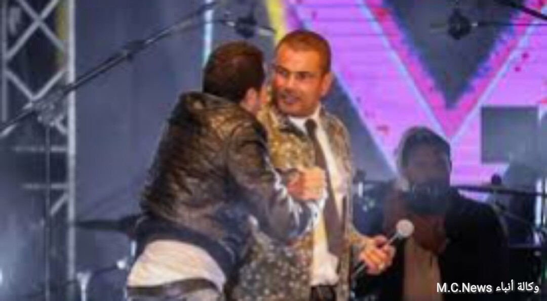 عمرو دياب علي المسرح يتعرض لموقف من أحد الجماهير
