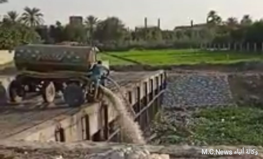 سيارة الصرف الصحي أثناء إلقاء حمولتها برشاح قرية السبع آبار