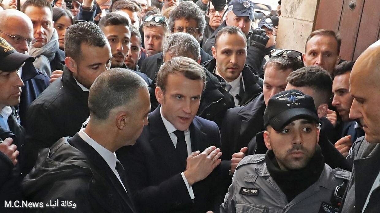 الرئيس ماكرون يطلب من شرطي إسرائيلي مغادرة كنيسة القديسة آن بالقدس التابعة للأراضي الفرنسية