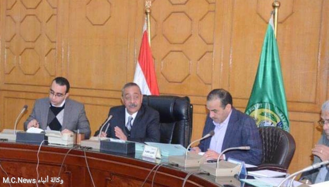 محافظ الإسماعيلية اللواء شريف بشارة أثناء الإجتماع