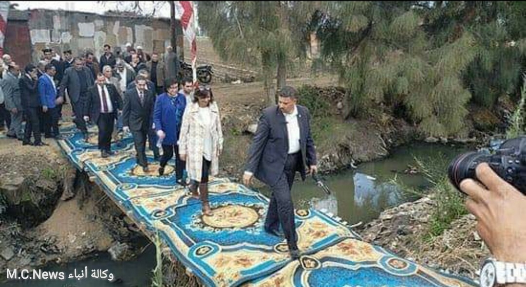 وزيرة الهجرة أثناء عبروها على قنطرة مُشاة أعلي أحد المصارف بالغربية