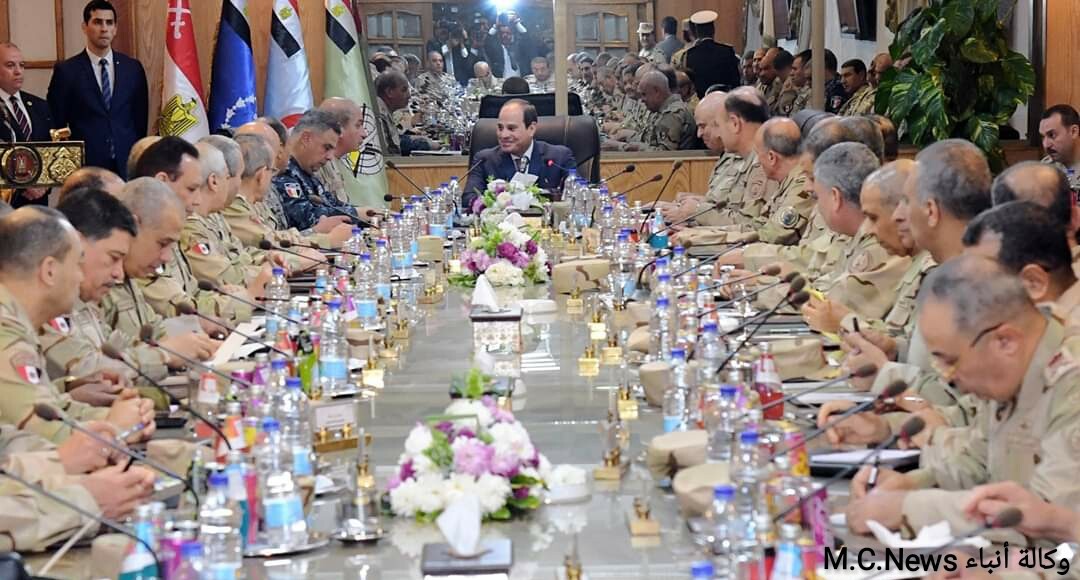 الرئيس السيسي أثناء الإجتماع مع قيادات القوات المسلحة