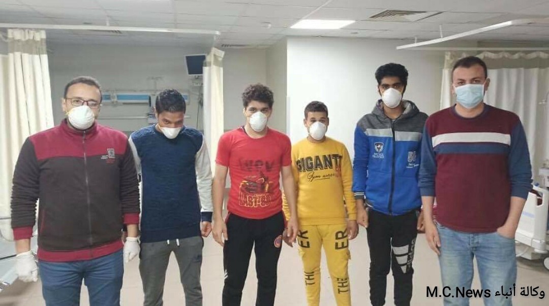 صورة الحالات الأربعة التى خرجت اليوم من مستشفى العزل تتوسط الأطباء