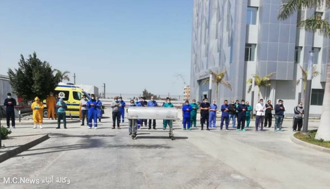 لحظة صلاة أطباء مستشفى العزل فى أبو خليفة بالإسماعيلية على جثمان الدكتور أحمد اللواح