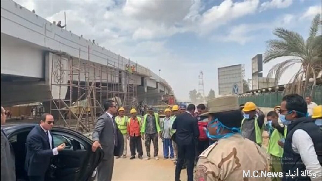 الرئيس السيسي أثناء تفقد أحد مواقع الإنشاءات