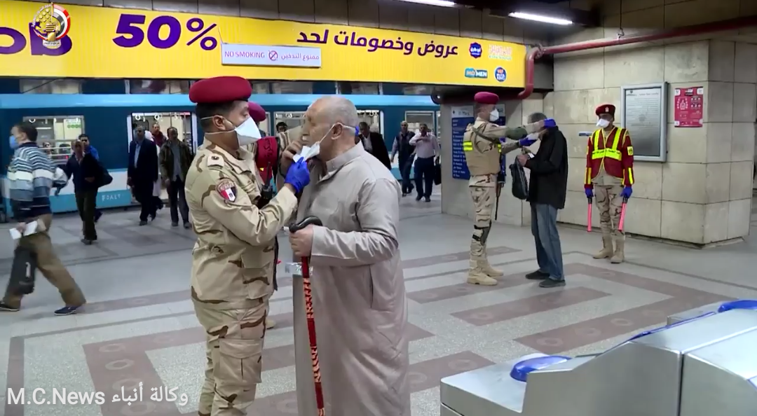 القوات المسلحة توزع الكمامات الطبية على المواطنين داخل مترو الأنفاق