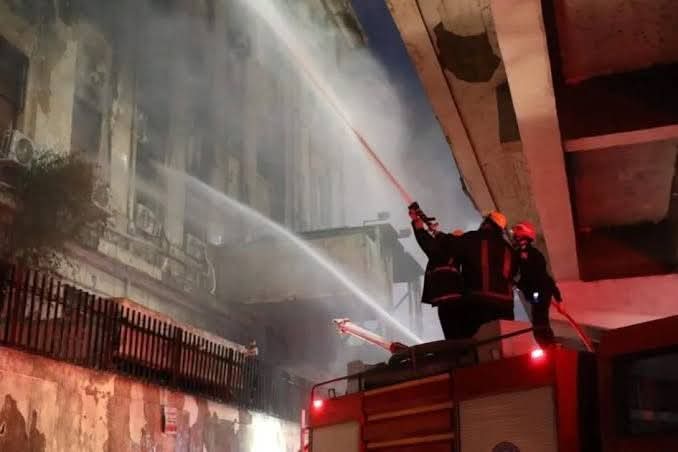 استمرار اشتعال سنترال رمسيس منذ العصر حتى ما قبل الفجر والنيران تزحف نحو المباني الجانبية