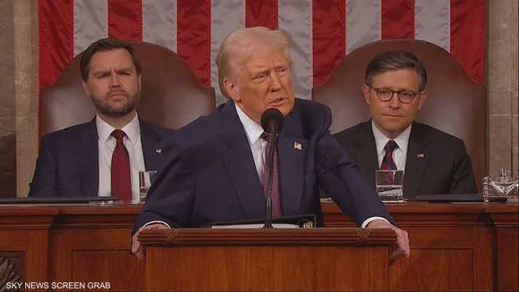 رئيس الكونجرس يحسم الجدل حول الضربة الأمريكية اليوم على مواقع نووية إيرانية ويوضح "صلاحيات ترامب"